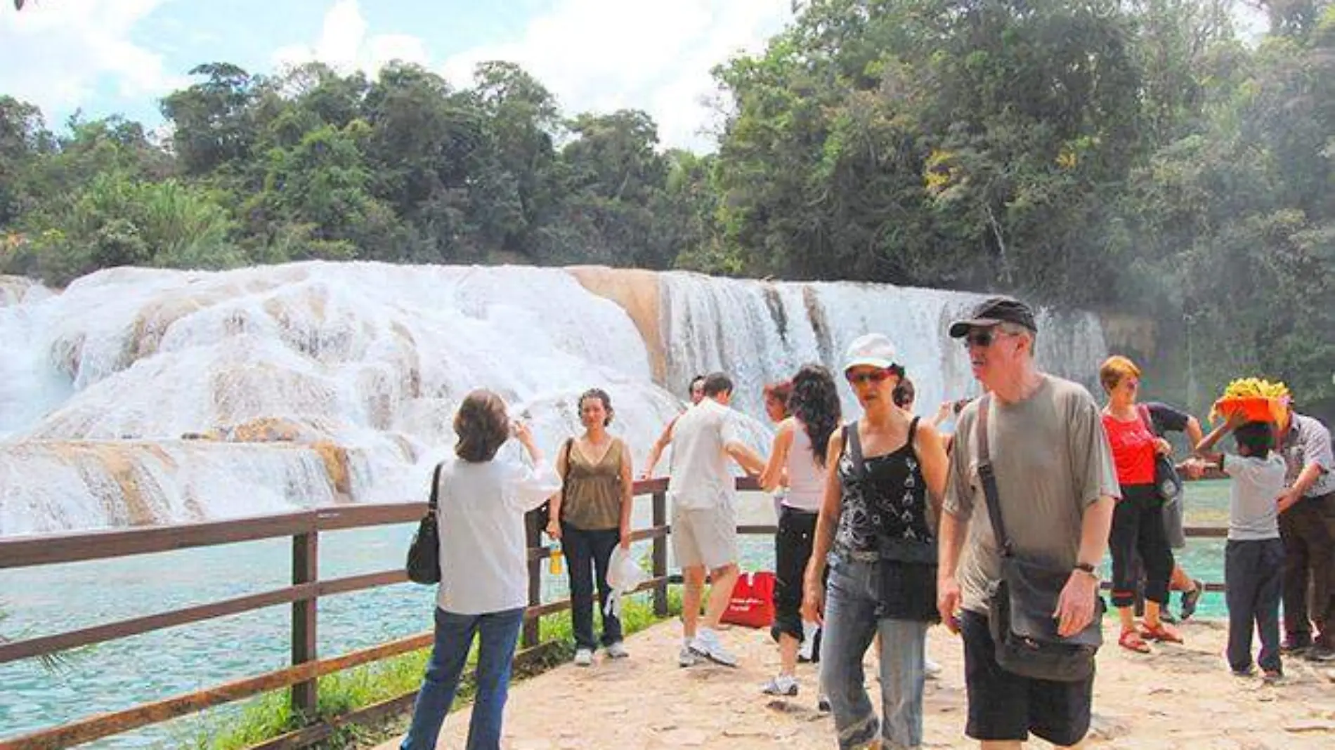 Turismo cascadas de agua azul